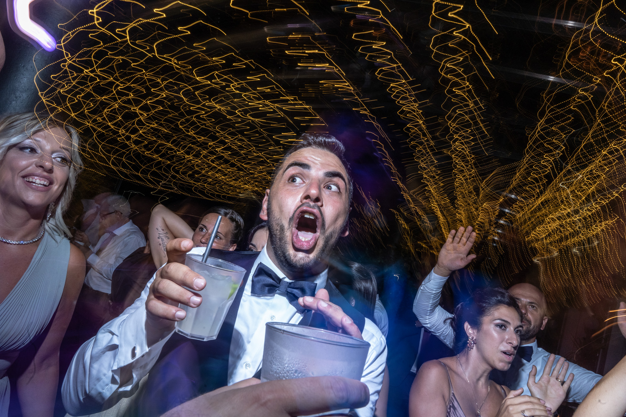 Invitato canta urlando al microfono durante la festa