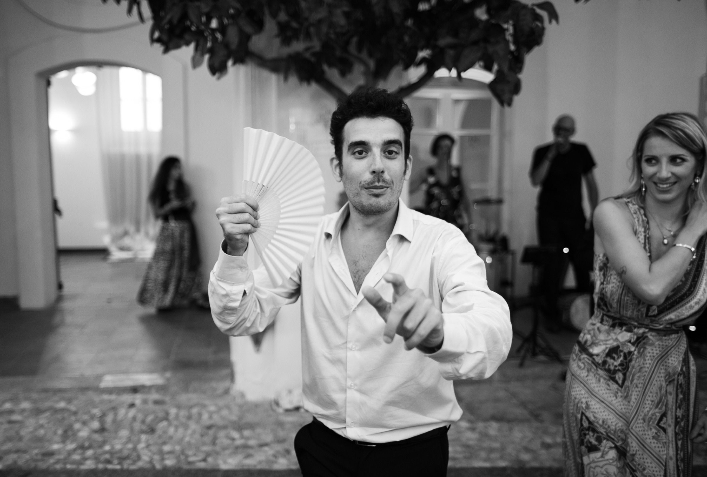 Invitato balla scatenato, in bianco e nero