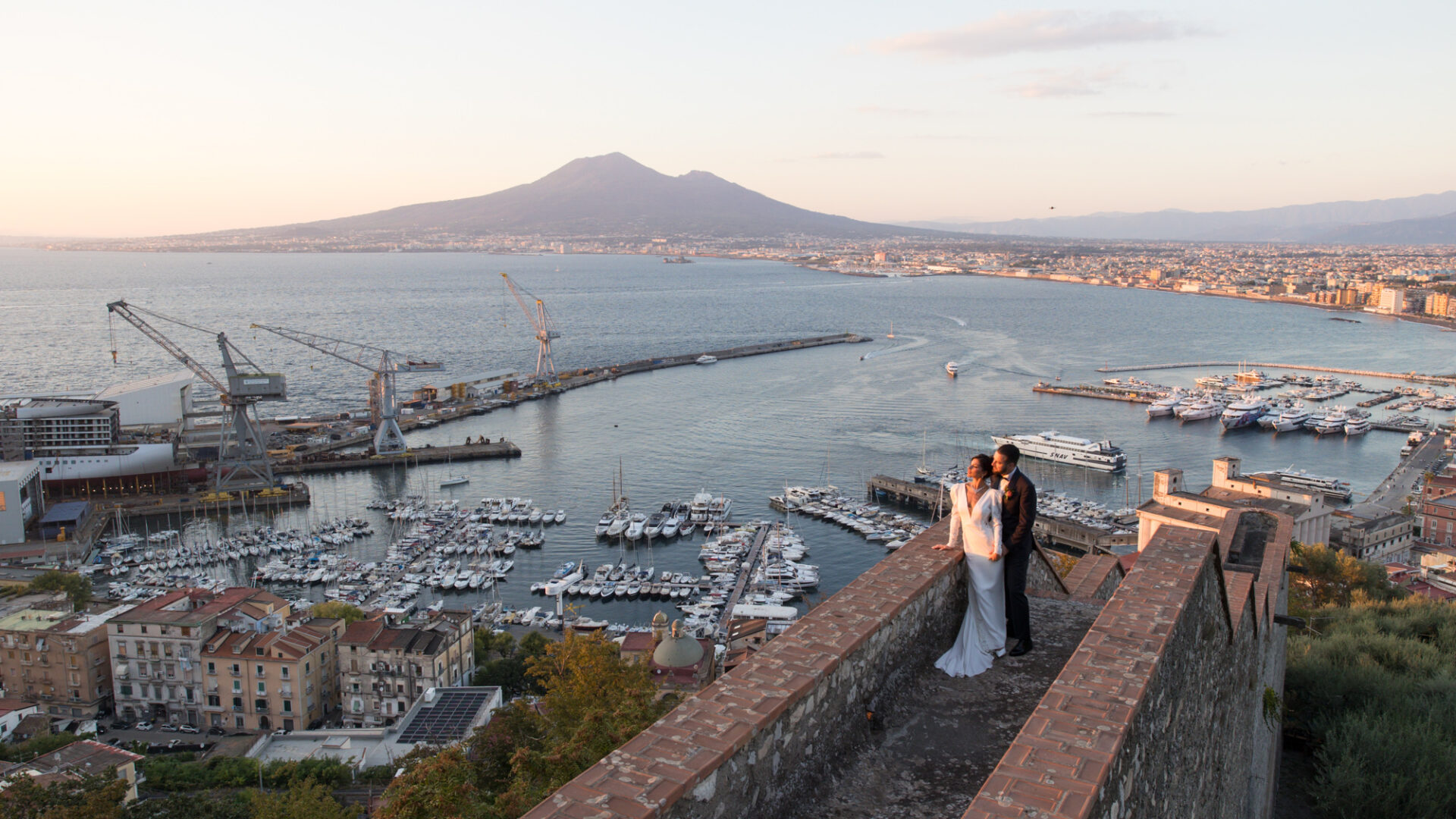 Matrimonio al Castello Medioevale di Castellammare di Stabia, sul Golfo di Napoli — foto di Biagio Sollazzi